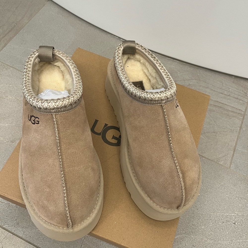 UGG Tazz Platform US 7, Mustard Seed, New in Box